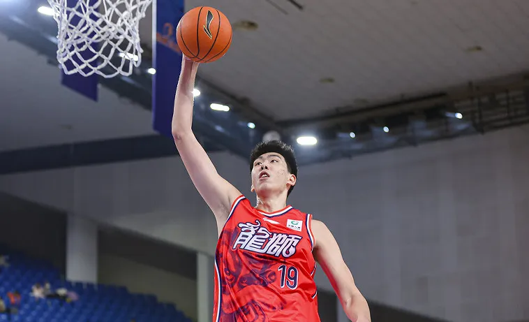 V体育官网-徐昕本场篮板数追平赛季最高纪录，场均篮板数本土球员第二